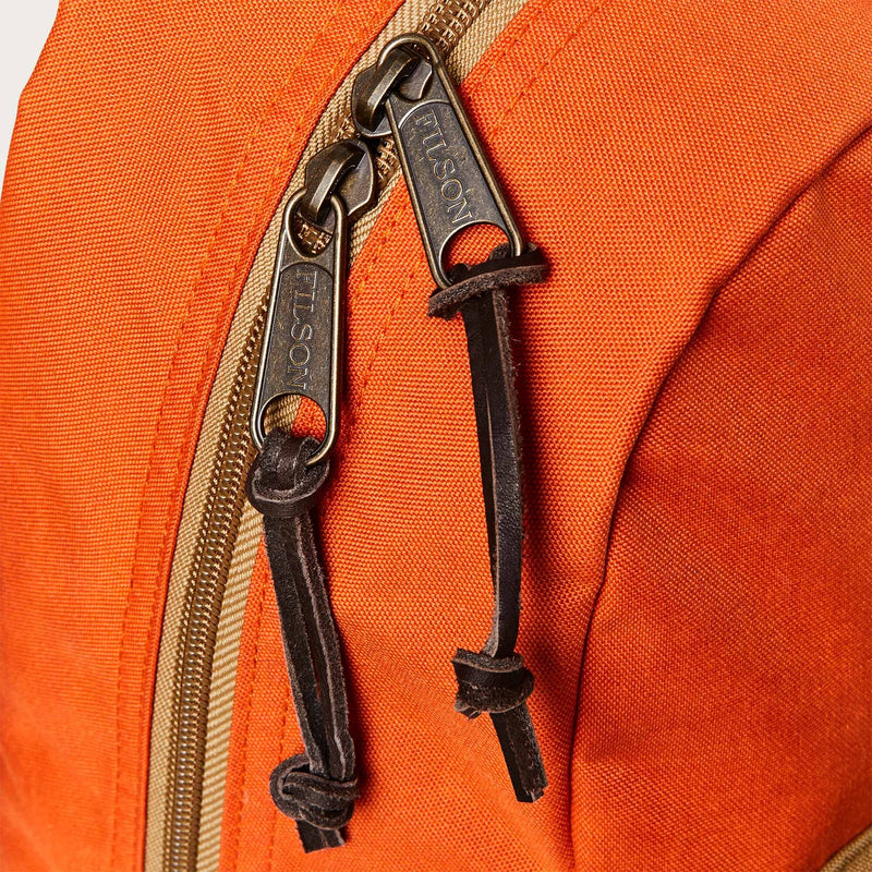 Surveyor 25l backpack di Filson | Dark tan flame (Orange)