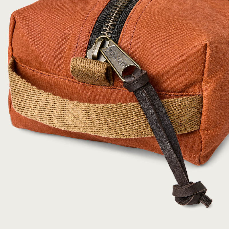 Tin cloth travel kit von Filson | Rust (Red)