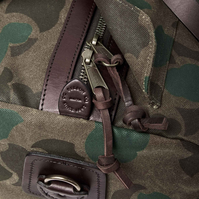 Medium waxed rugged twill duffle bag von Filson | Dark wax shrub camo (Grey)