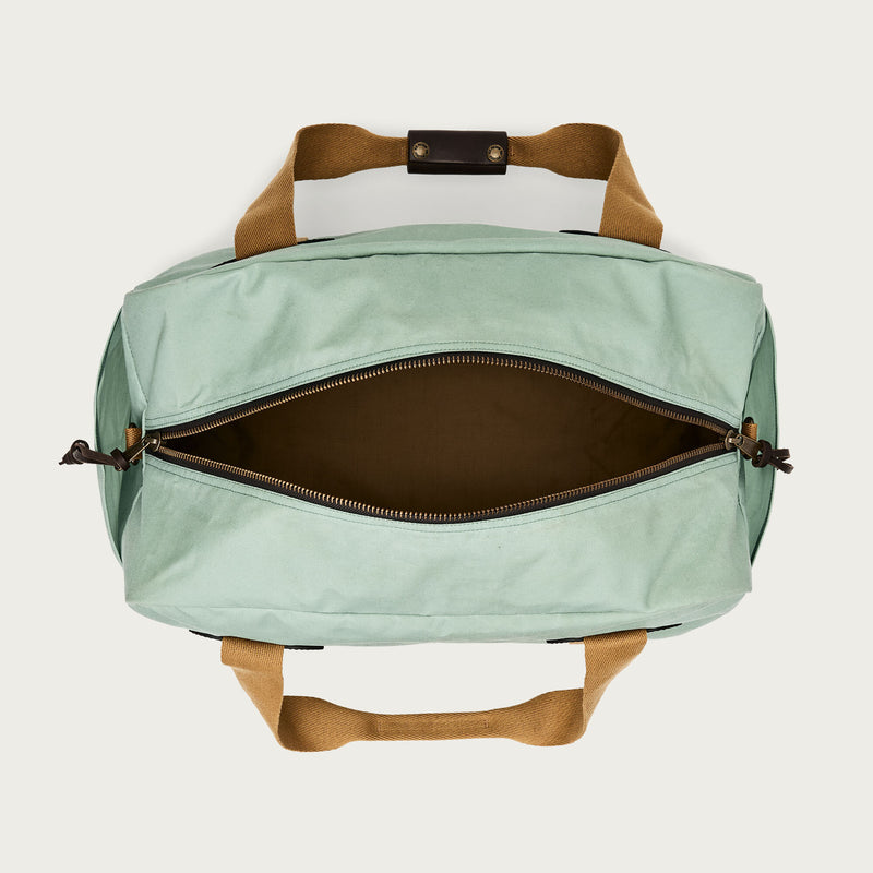 Tin cloth medium duffle bag par Filson | Granite green (Blue)