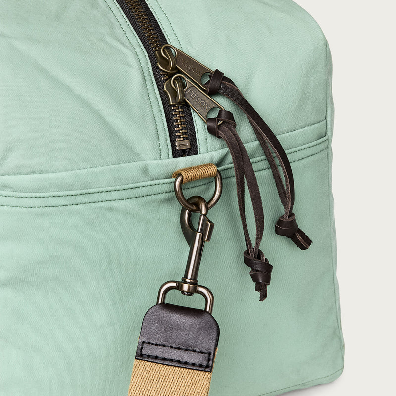 Tin cloth medium duffle bag par Filson | Granite green (Blue)