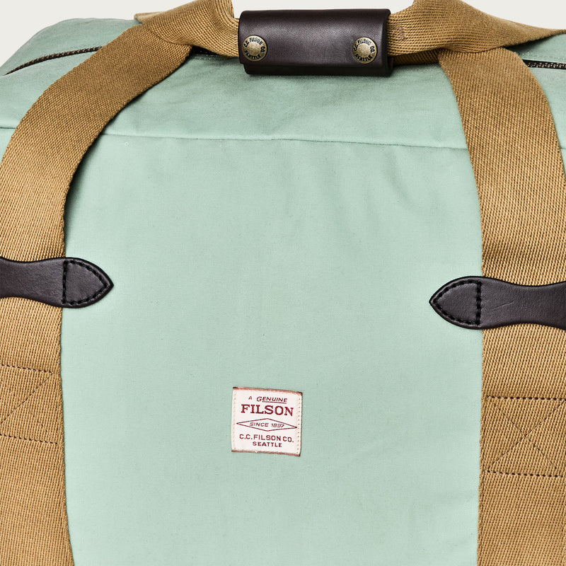 Tin cloth medium duffle bag par Filson | Granite green (Blue)