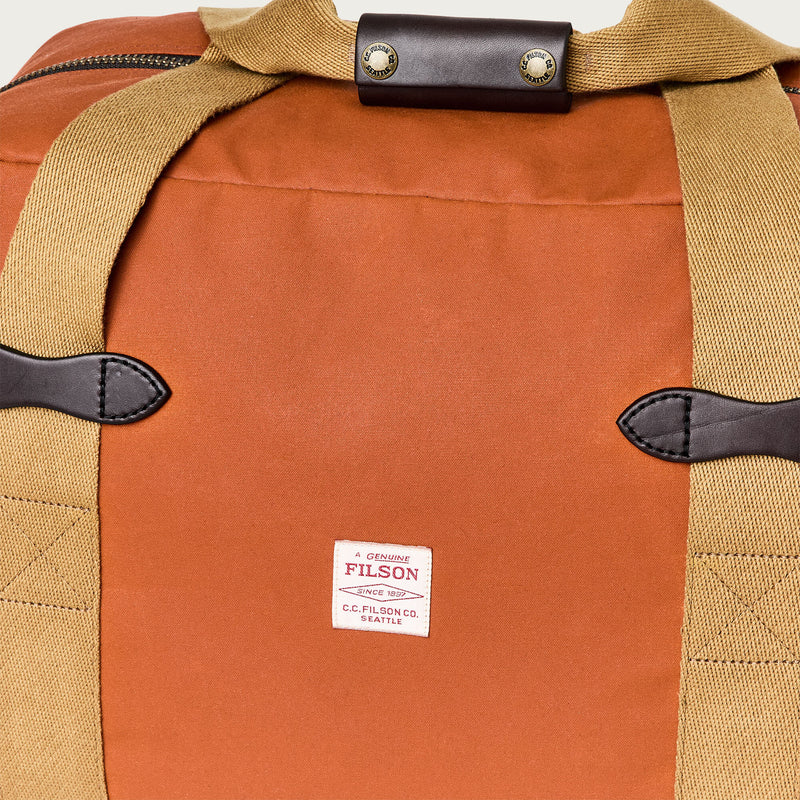 Tin cloth medium duffle bag par Filson | Rust (Red)