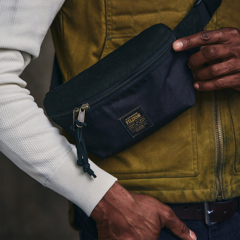 Surveyor crossbody pack di Filson | Black (Black)
