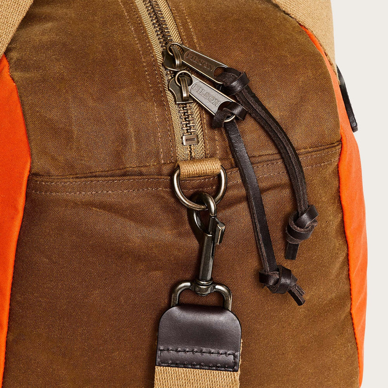 Small tin cloth duffle bag di Filson | Dark tan / flame (Orange)