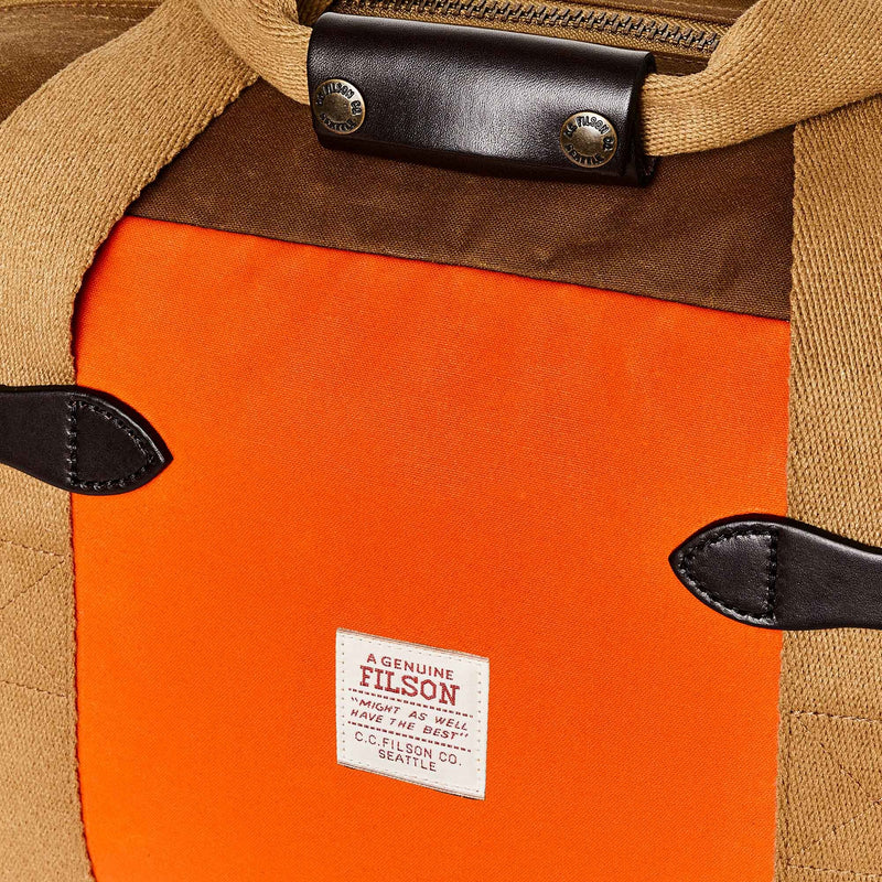 Small tin cloth duffle bag di Filson | Dark tan / flame (Orange)
