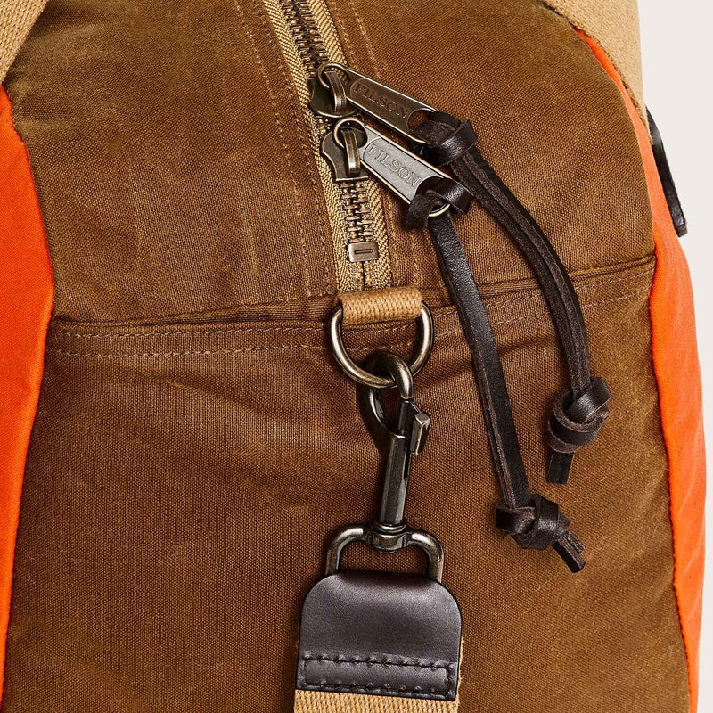 Small tin cloth duffle bag di Filson | Dark tan / flame (Orange)