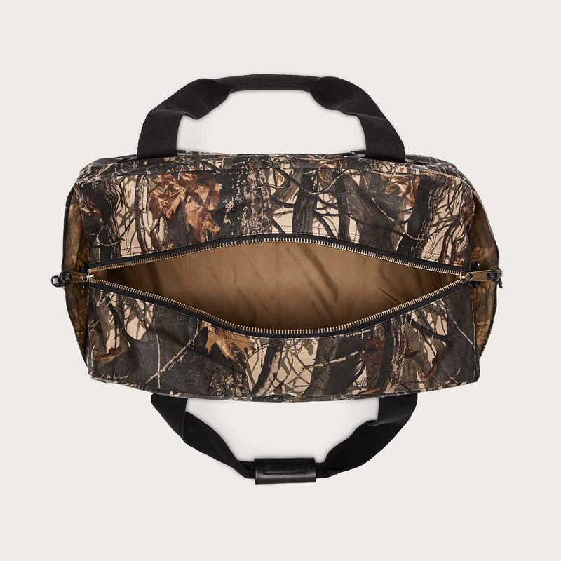 Medium tin cloth duffle bag di Filson | Realtree hardwoods camo (Brown)