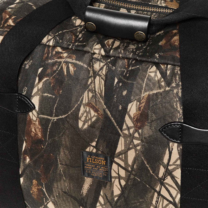 Medium tin cloth duffle bag di Filson | Realtree hardwoods camo (Brown)