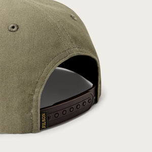 Stencil trucker cap par Filson | Olive (Green)