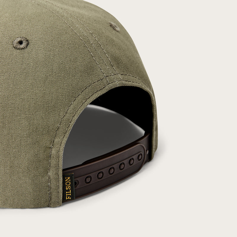 Stencil trucker cap par Filson | Olive (Green)