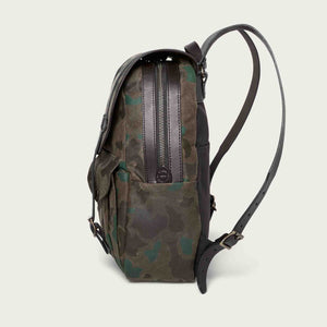 Large waxed rugged twill rucksack von Filson | Dark wax shrub camo (Gray)