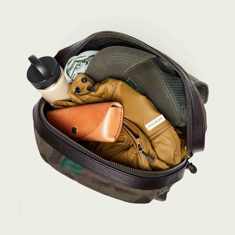 Large waxed rugged twill rucksack von Filson | Dark wax shrub camo (Gray)