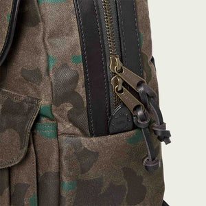 Large waxed rugged twill rucksack von Filson | Dark wax shrub camo (Gray)