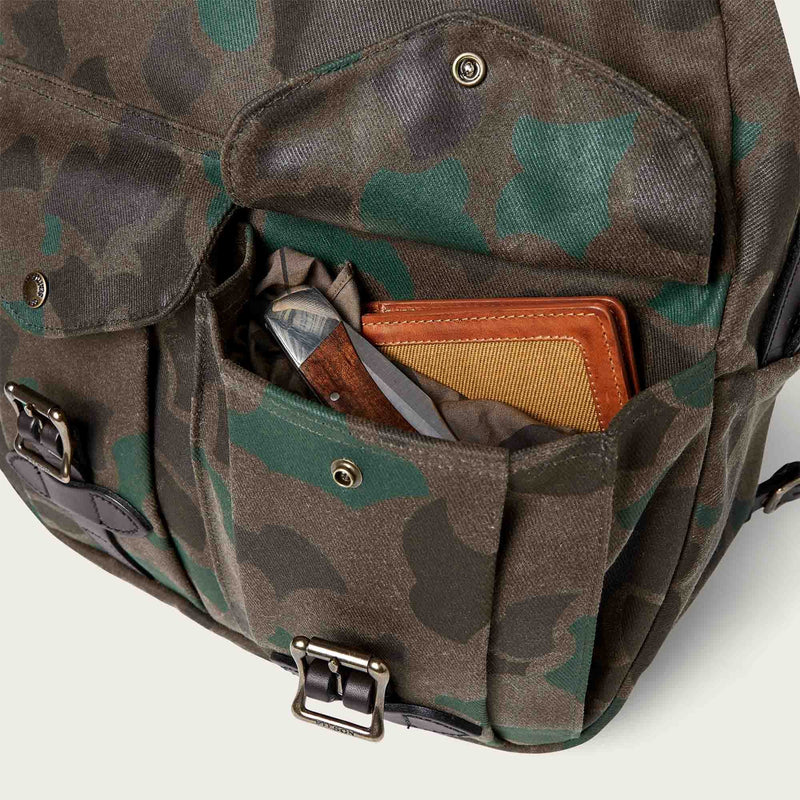 Large waxed rugged twill rucksack von Filson | Dark wax shrub camo (Gray)