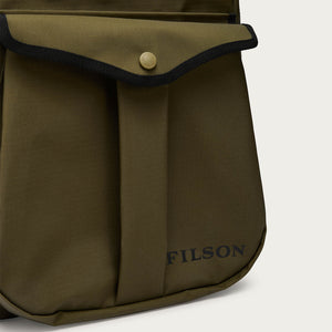 Scout journeyman backpack par Filson | Olive / black / cove (Green)