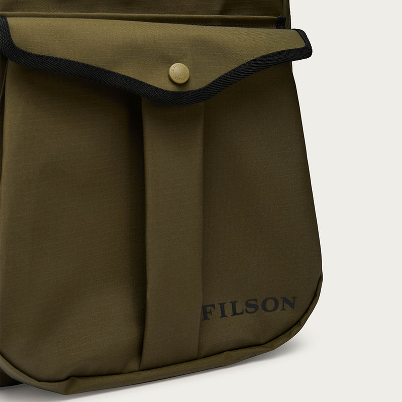 Scout journeyman backpack par Filson | Olive / black / cove (Green)