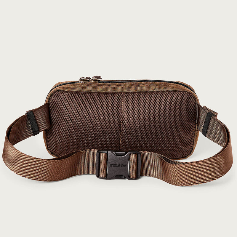 Dryden crossbody bag par Filson | Whiskey (Brown)