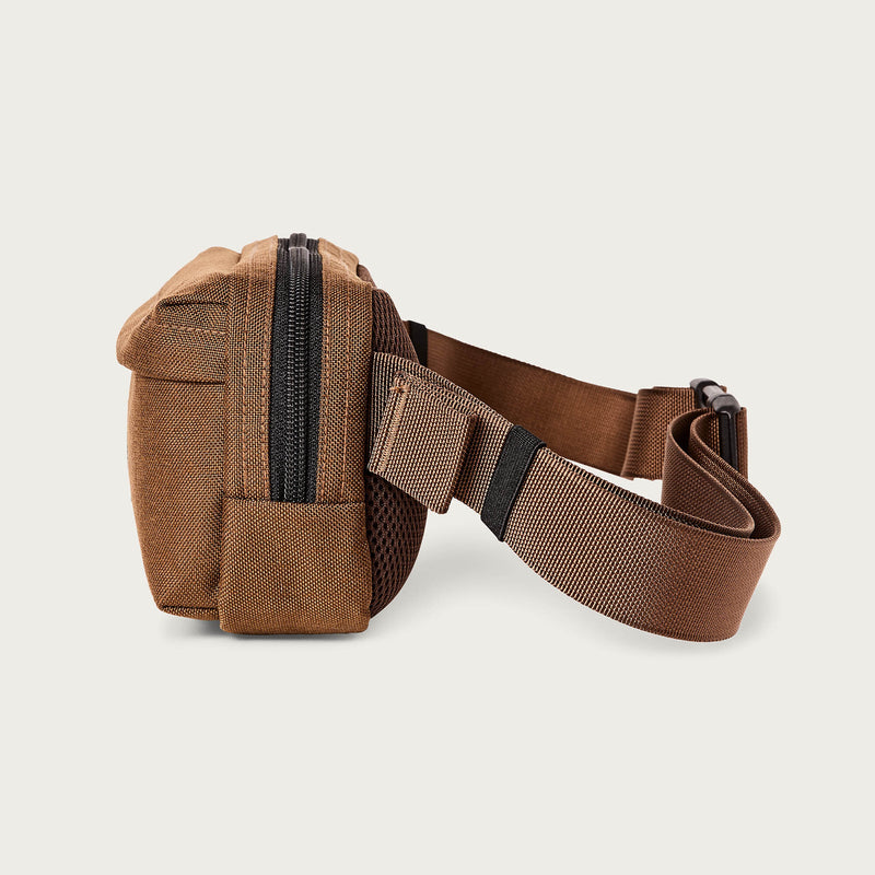 Dryden crossbody bag par Filson | Whiskey (Brown)
