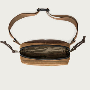 Dryden crossbody bag par Filson | Whiskey (Brown)