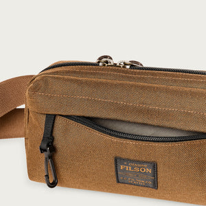 Dryden crossbody bag par Filson | Whiskey (Brown)