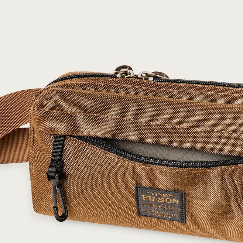 Dryden crossbody bag par Filson | Whiskey (Brown)
