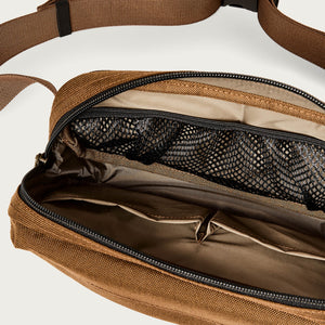 Dryden crossbody bag par Filson | Whiskey (Brown)
