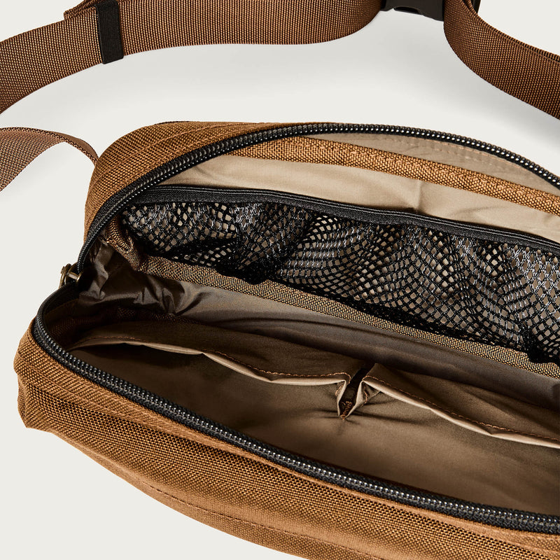 Dryden crossbody bag par Filson | Whiskey (Brown)