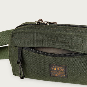 Dryden crossbody bag par Filson | Otter green (Green)