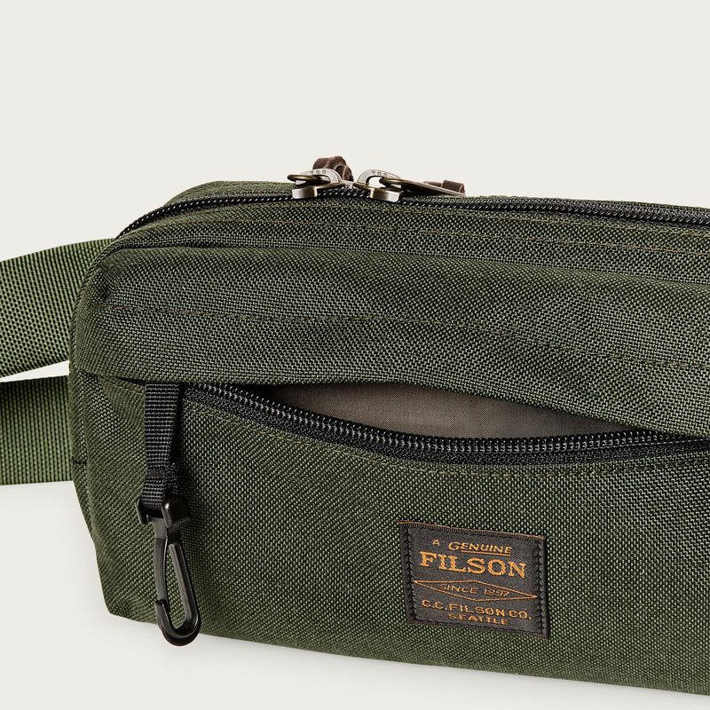 Dryden crossbody bag par Filson | Otter green (Green)