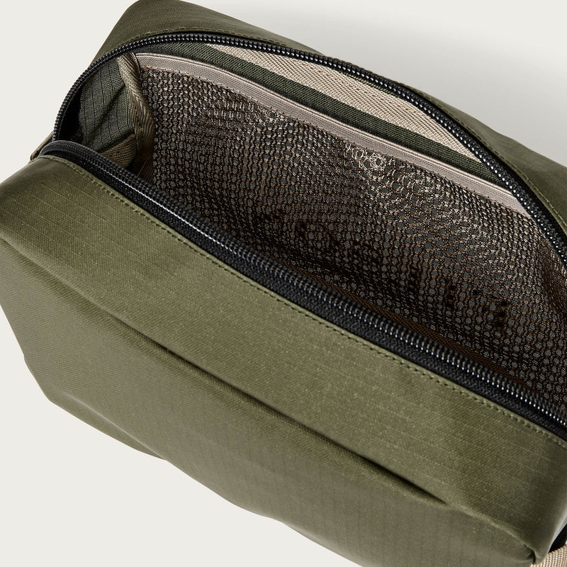 All-weather travel pack par Filson | Olive / black / covert (Green)