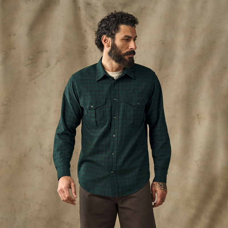 Lightweight alaskan guide shirt par Filson | Pine / black plaid (Green)