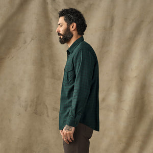 Lightweight alaskan guide shirt par Filson | Pine / black plaid (Green)
