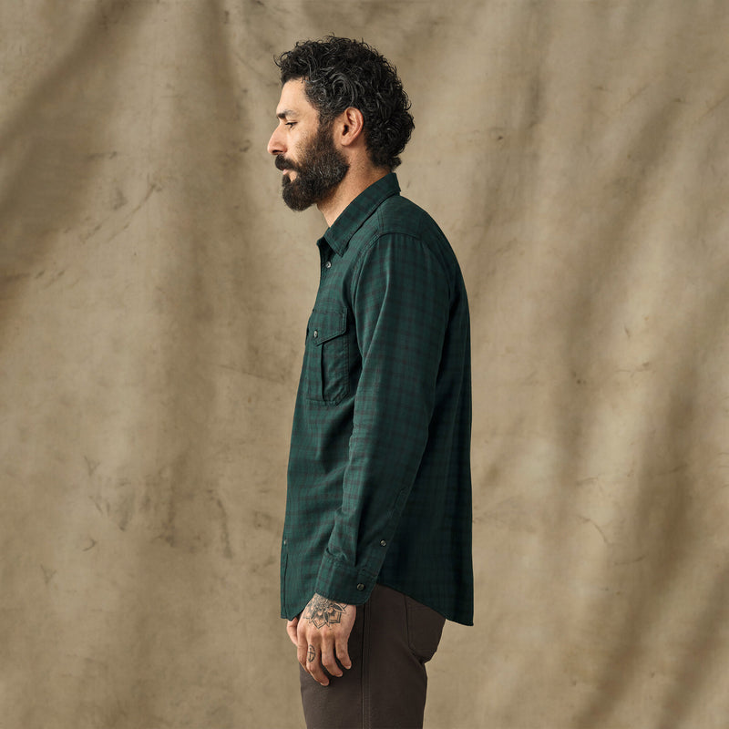 Lightweight alaskan guide shirt par Filson | Pine / black plaid (Green)