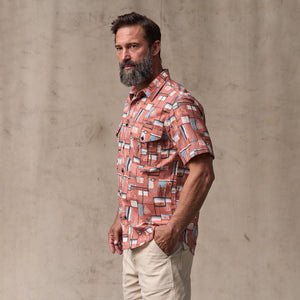 Short sleeve lightweight alaskan guide shirt par Filson | Russet / print (Pink)
