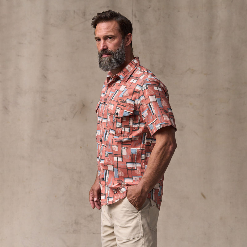 Short sleeve lightweight alaskan guide shirt par Filson | Russet / print (Pink)
