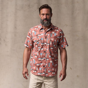 Short sleeve lightweight alaskan guide shirt par Filson | Russet / print (Pink)