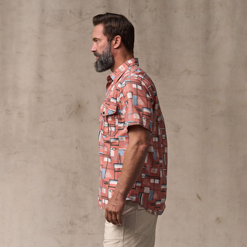 Short sleeve lightweight alaskan guide shirt par Filson | Russet / print (Pink)