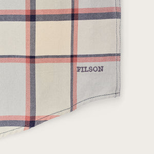 Short sleeve lightweight alaskan guide shirt par Filson | Light blue / tan plaid (Multicolor)