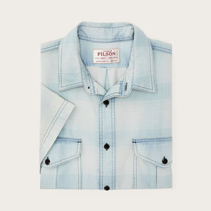 Short sleeve lightweight alaskan guide shirt par Filson | Indigo plaid (Blue)