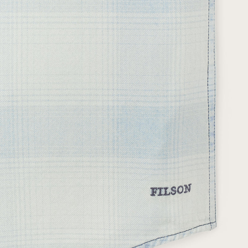 Short sleeve lightweight alaskan guide shirt par Filson | Indigo plaid (Blue)
