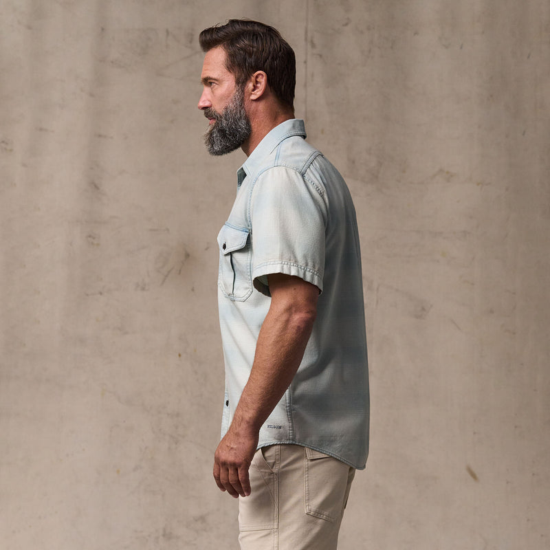Short sleeve lightweight alaskan guide shirt par Filson | Indigo plaid (Blue)