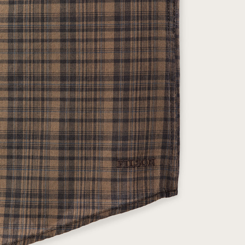 Short sleeve madras popover shirt par Filson | Brown / olive plaid (Brown)