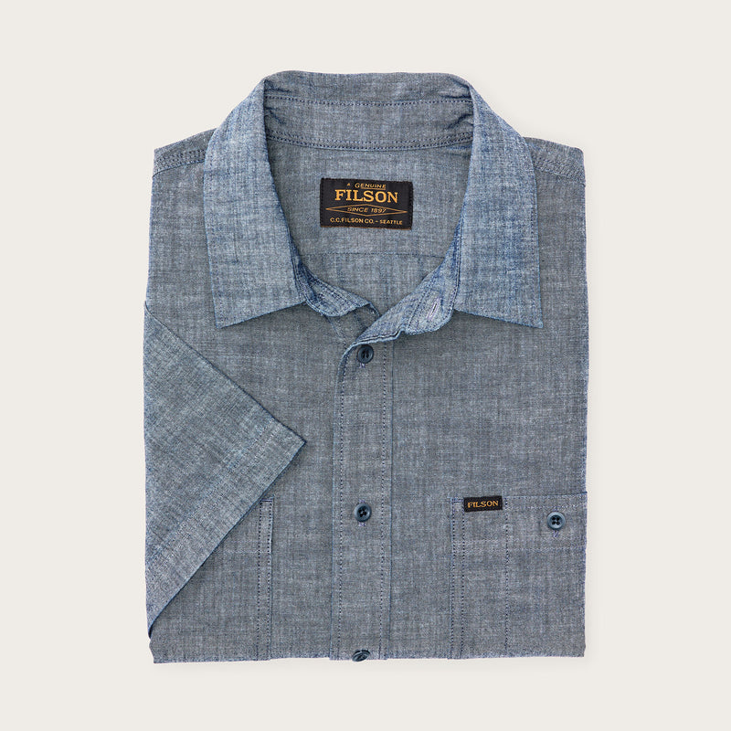 Short sleeve embroidered chambray shirt par Filson | Rinsed indigo chambray (Blue)