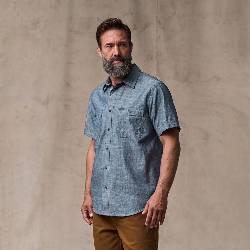 Short sleeve embroidered chambray shirt par Filson | Rinsed indigo chambray (Blue)