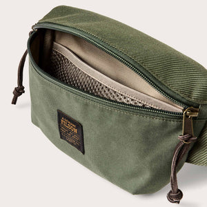 Surveyor crossbody pack von Filson | Service green (Green)