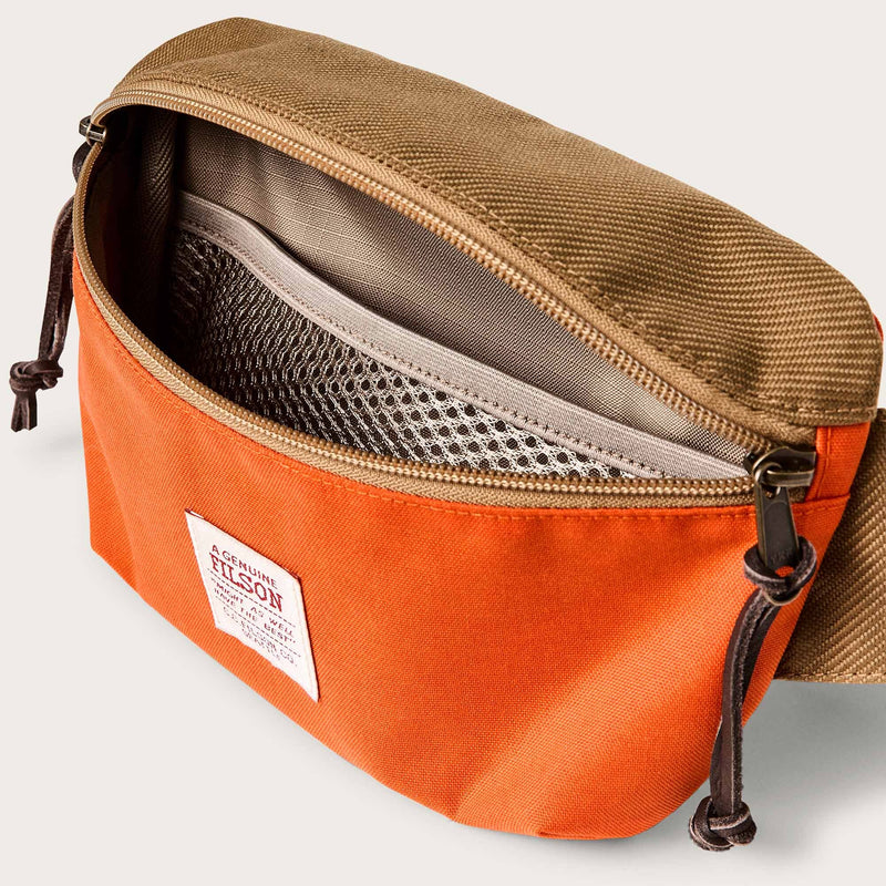 Surveyor crossbody pack di Filson | Dark tan flame (Orange)