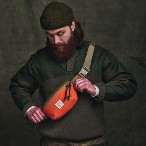 Surveyor crossbody pack di Filson | Dark tan flame (Orange)