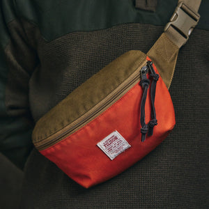 Surveyor crossbody pack di Filson | Dark tan flame (Orange)