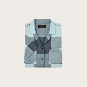 Women’s short sleeve twill camp shirt di Filson | Storm blue/ stone plaid (Blue)